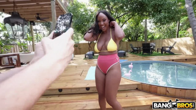 August Shakes Her Amazing Ass!