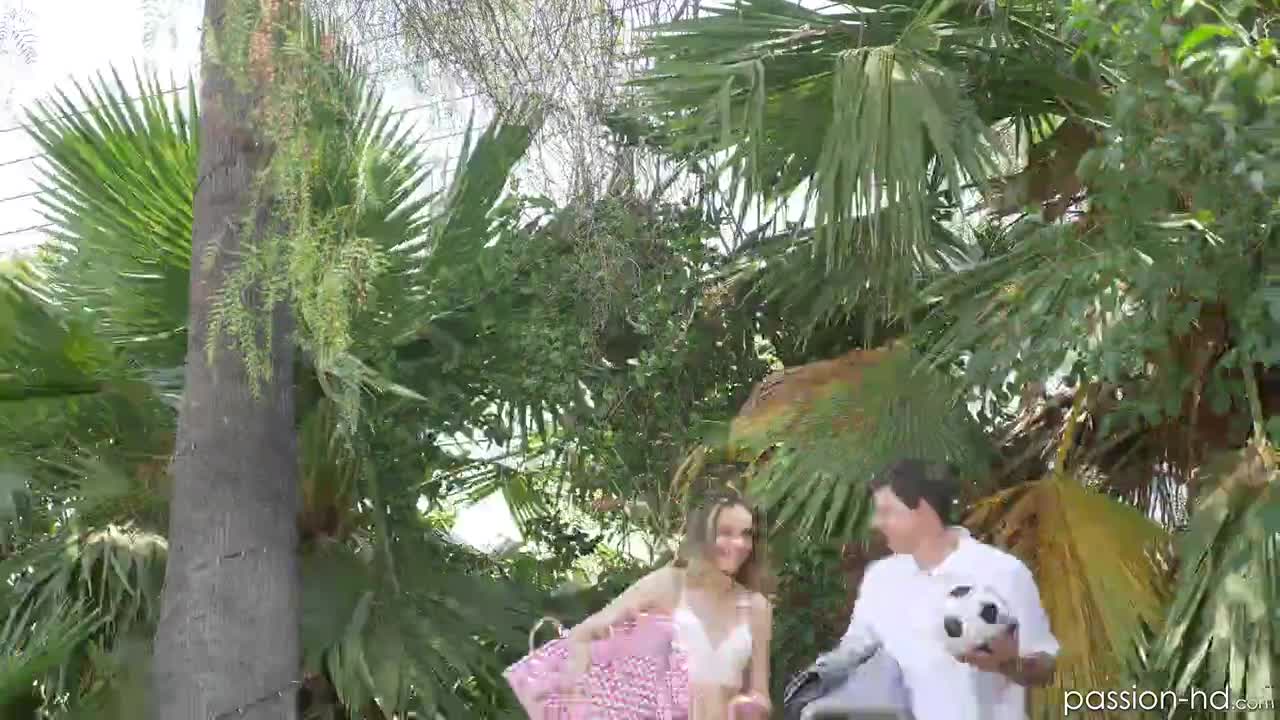 Aften Opal in Aften enjoys a picnic with some fruit and a big dick. (10:02) | ePornFresh.