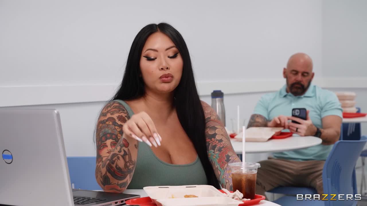 Futanari Pisser (19:50) | ePornFresh.