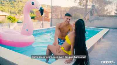 Andreina Deluxe in Latin beauty Andreina De Luxe shows off her cute tits and juicy, big ass on the beach. This playful Colombian babe gets to a private mansion where Alberto Blanco greets her. She’s