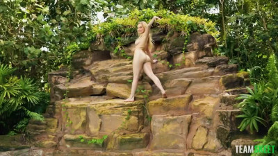 Blake Blossom in Shiny, Bouncy Naturals