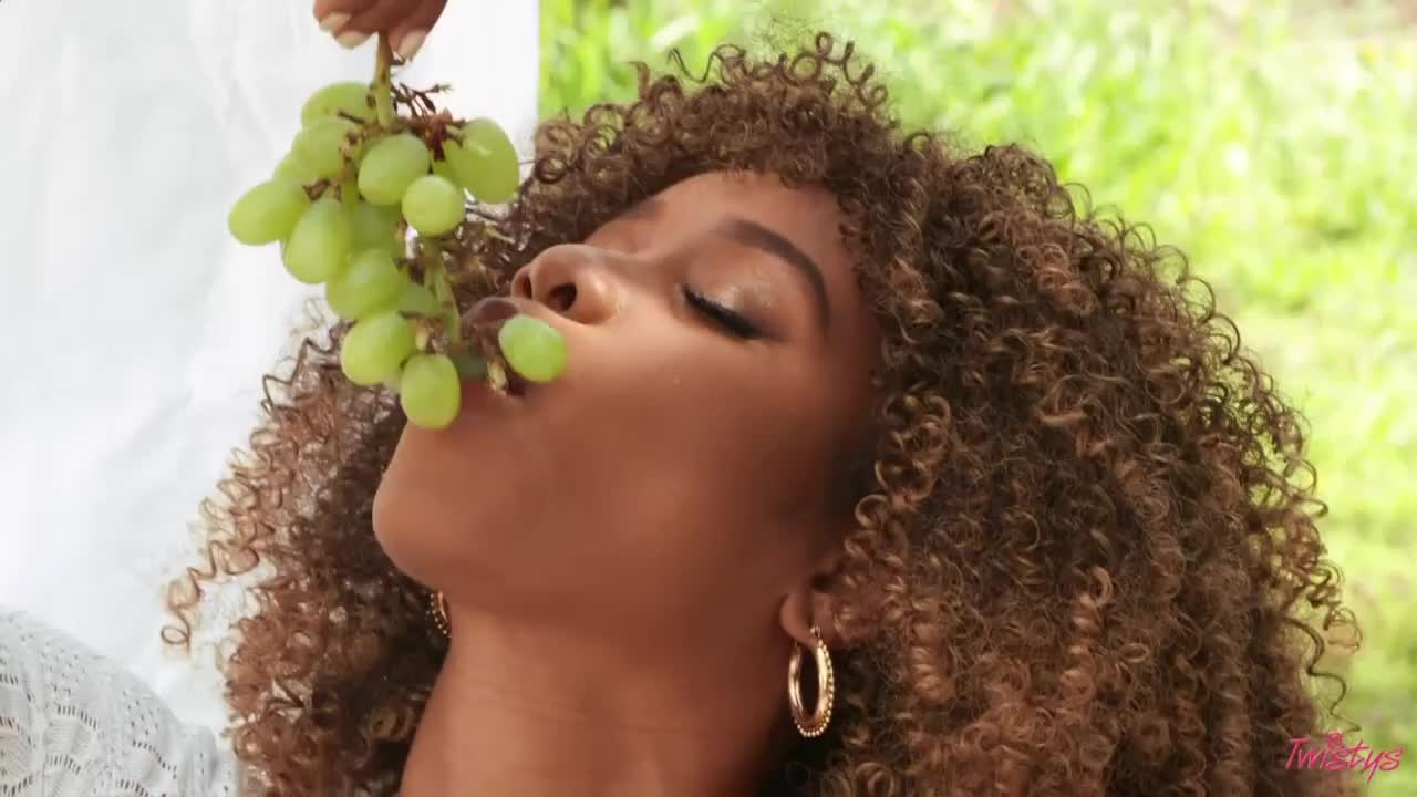 Jenna Foxx, Jill Kassidy in TOTM - Hung To Dry (15:00) | ePornFresh.