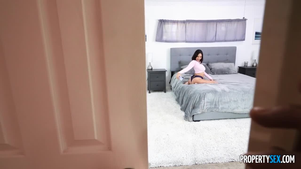 Too Much Distraction (43:05) | ePornFresh.