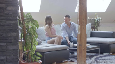 Прекрасная малышка принимает большой член