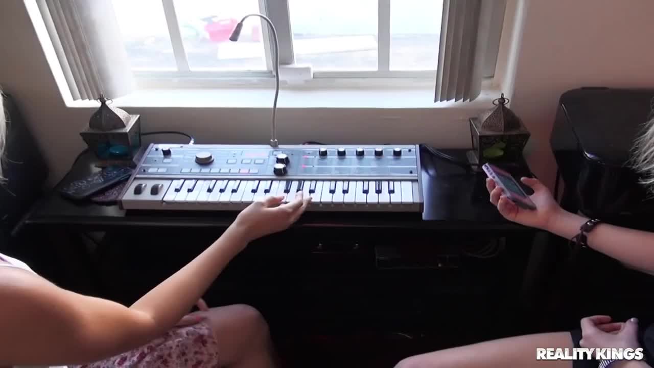 Музыкальный секс втроем | Musical Threesome (41:04) | ePornFresh.