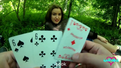 Выиграл у сучки минет и трахнул в дырочку, играя в карты. Секс в лесу