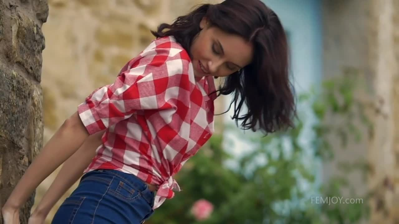 Стройная красотка обнажается на улице (05:48) | ePornFresh.