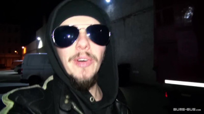 Горячий трах с тощей брюнеткой в машине