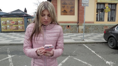 Великолепная блондиночка завела нового друга за границей