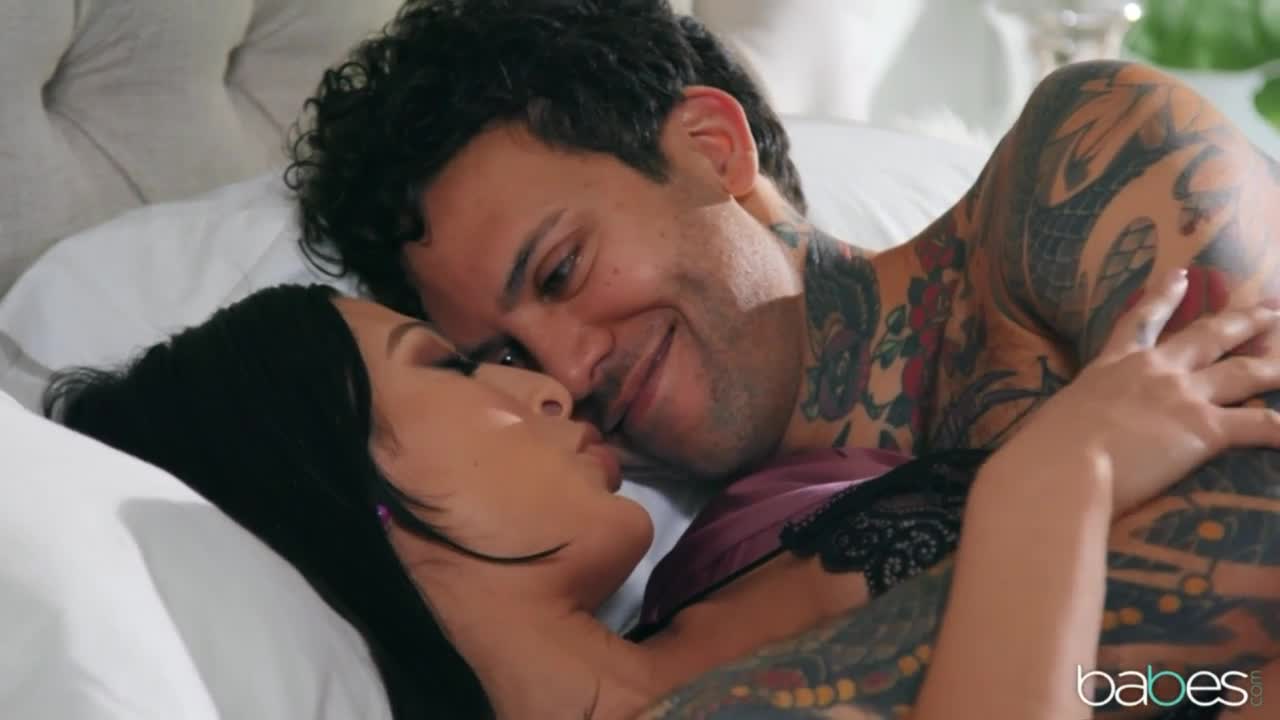 Ему нужно трахнуть ее киску, прежде чем начать свой день (09:59) | ePornFresh.