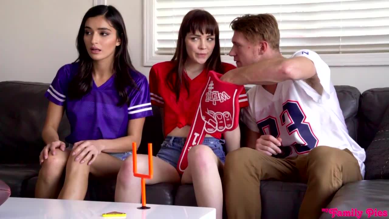 Сладкие спортивные болельщицы Aliya Brynn и Emily Willis делят большой член (10:00) | ePornFresh.