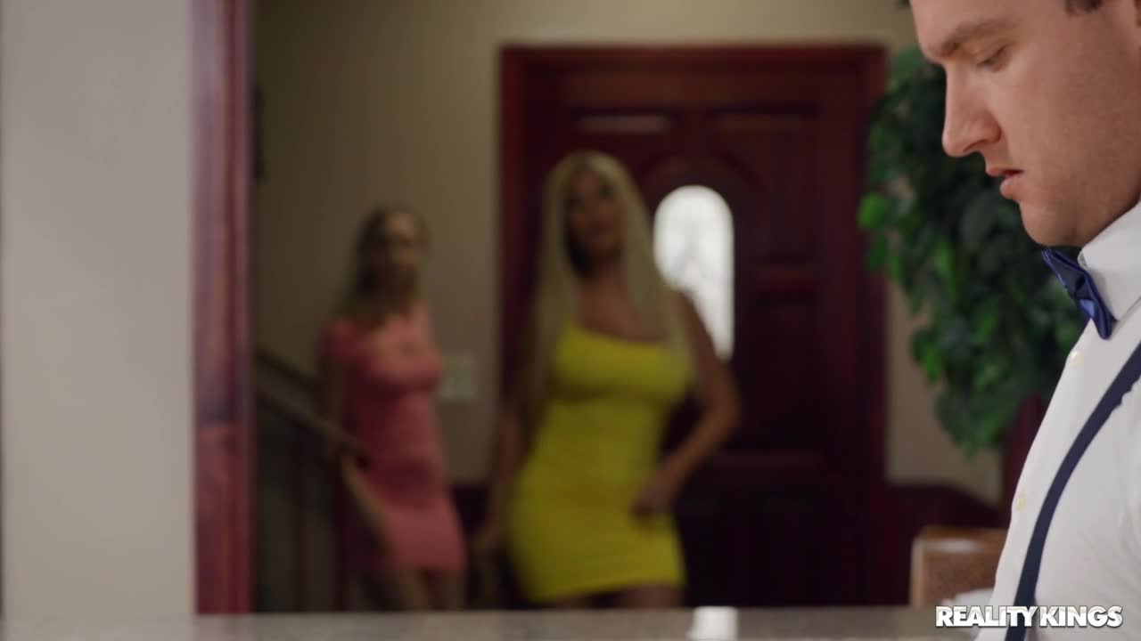Симпатичный бармен из колледжа (28:30) | ePornFresh.