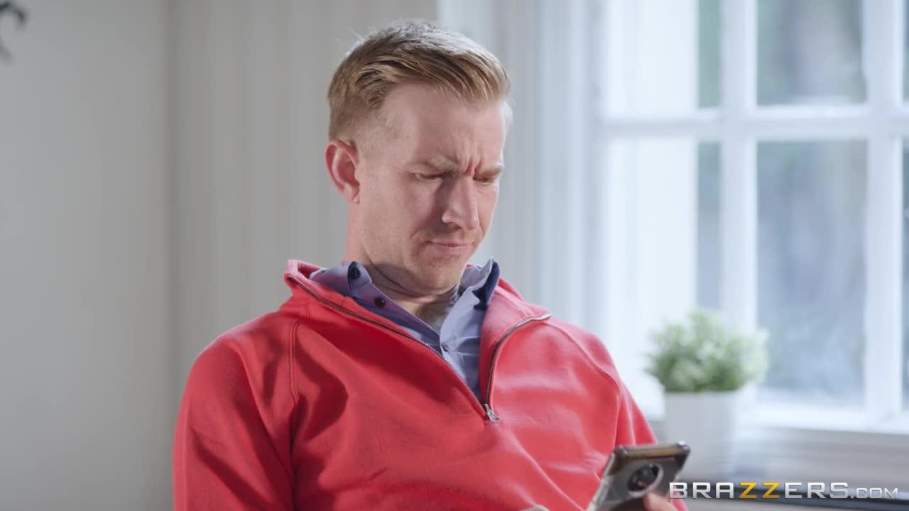 Пока жена Дэнни Ди пытается отоспаться, он с удовольствием развлекаетя с её горячей и возбужденной мамой (30:51) | ePornFresh.
