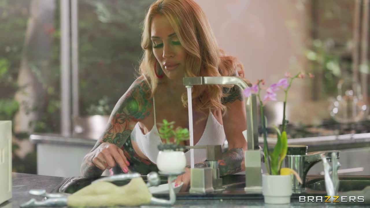 Good Housewife Gone Naughty (34:43) | ePornFresh.