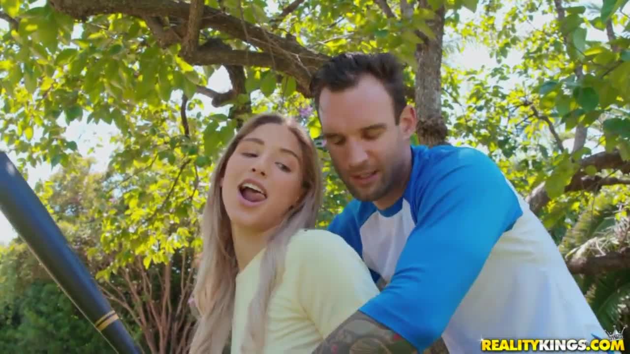 Молодая телочка Абелла любит заниматься сексом на улице (12:00) | ePornFresh.