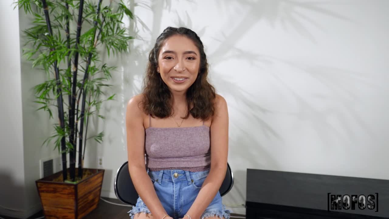 Tiny Amber Loves Big Guys (39:26) | ePornFresh.