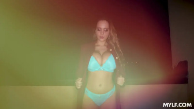 Jennifer Cums Alive at Night