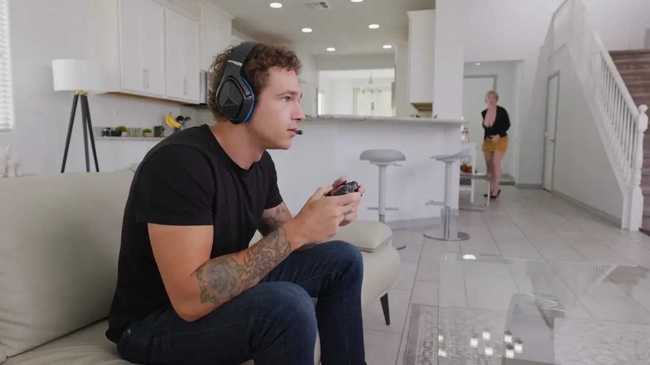 Dee Williams has son's friend put down the controller so he can play with her instead (44:16) | ePornFresh.