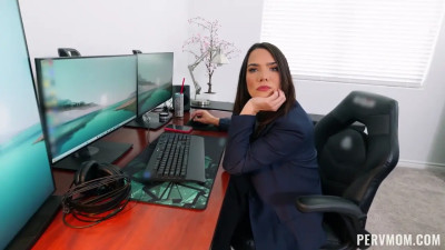 Pervy MILF Gives a Hand and Her Asshole