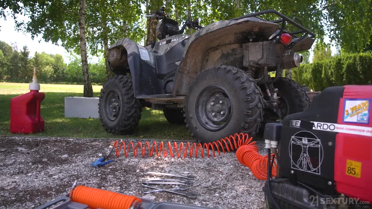 Gorgeous Mechanic (27:35) | ePornFresh.