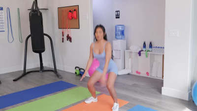 ASIAN HOTTIE JENNIE ROSE TAKES BIG DICK WHILE RECORDING WORKOUT ROUTINE AT THE GYM