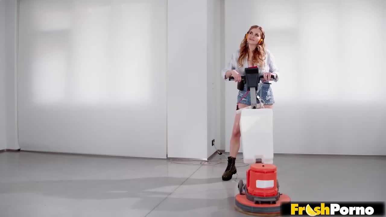 CANDY ALEXA POLISHES A HARD DICK (33:14) | ePornFresh.