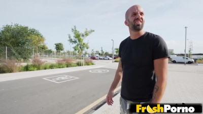 Sara Loves Public Anal