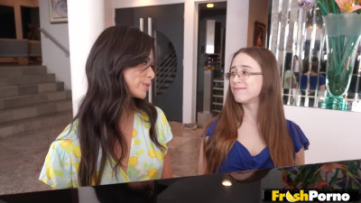Piano Play with Jackie Hoff and Scarlett Alexis | Family Strokes