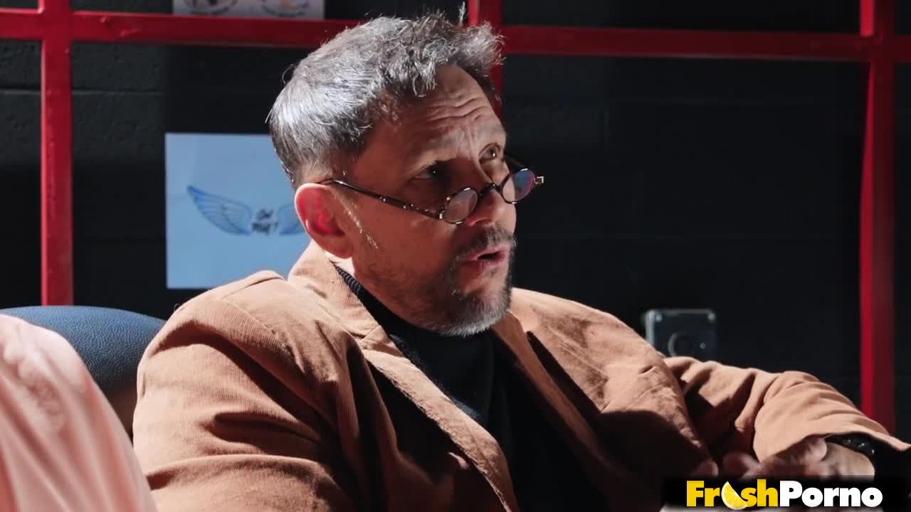 Brazzers - Tats, Tits And Ass with Ryan Keely, Small Hands (27:03) | ePornFresh.
