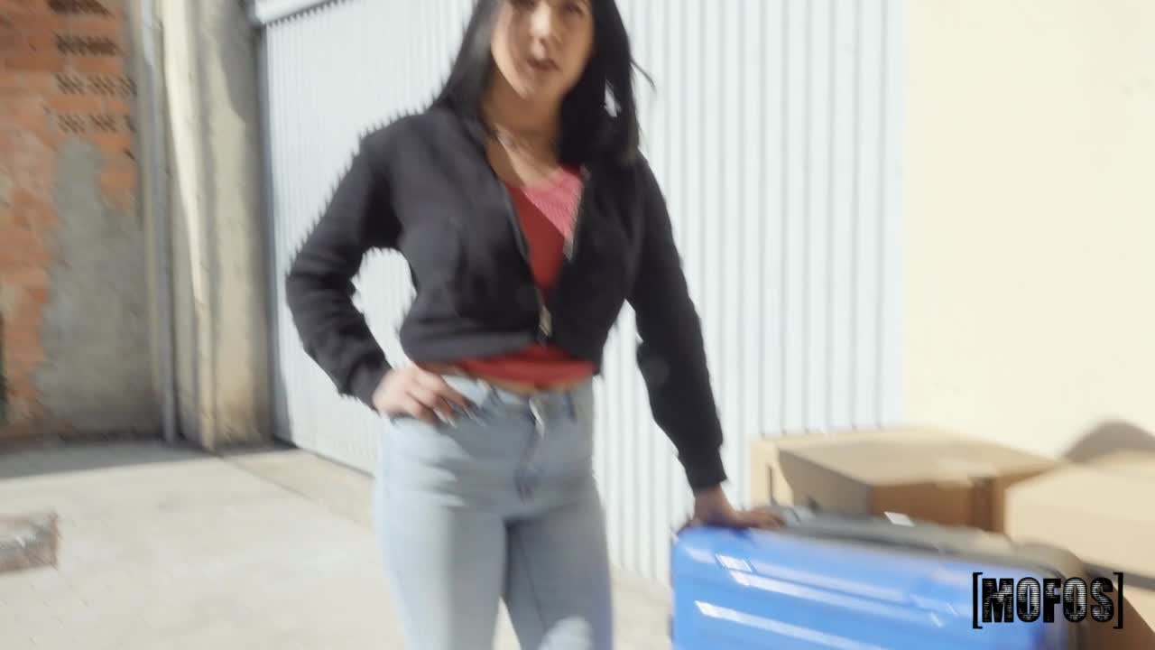 Valeria Needs to Move (42:39) | ePornFresh.