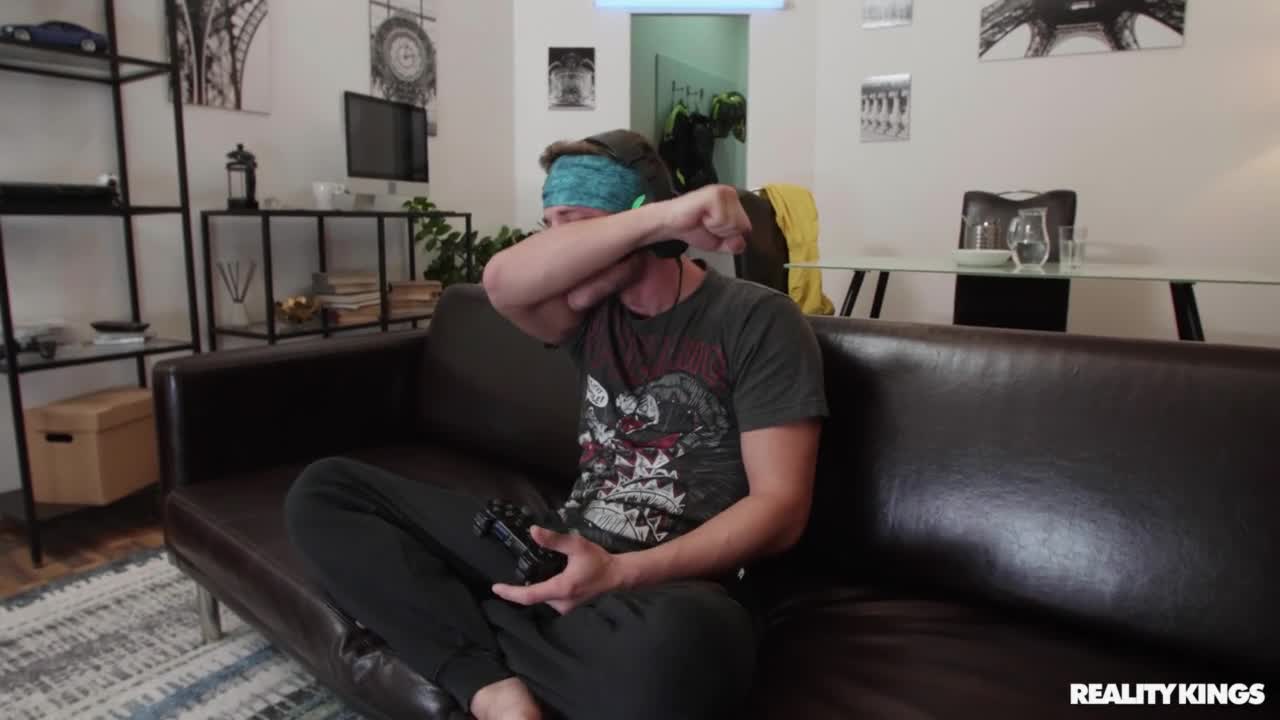 Sneaky Feast for Ahegao Gamer GF (38:43) | ePornFresh.
