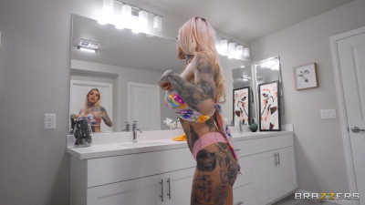Big Dick Satisfies Bitchy Babe