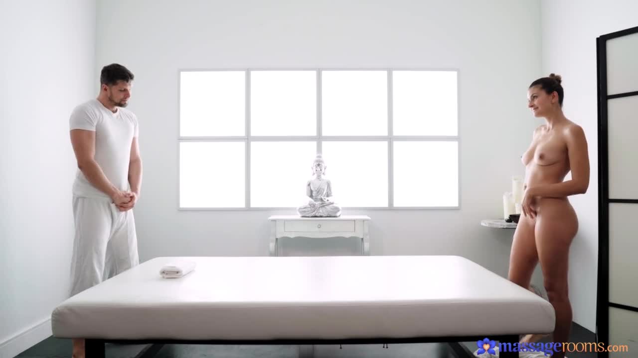 Petite beauty knows what she needs (32:13) | ePornFresh.