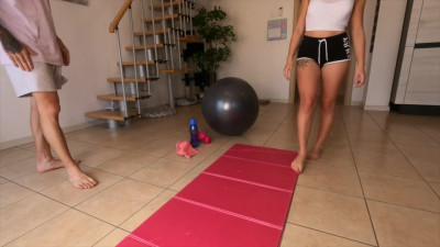 (DIALOGHI ITALIANI) MI FACCIO INCULARE DAL MIO PERSONAL TRAINER CHE TROIA MI SENTO FACENDO YOGA