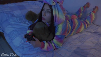 Pijamada Gamer Con Mi Amiga y Quedo a Solas Con Su Hermanastro (me Revienta El Culo)